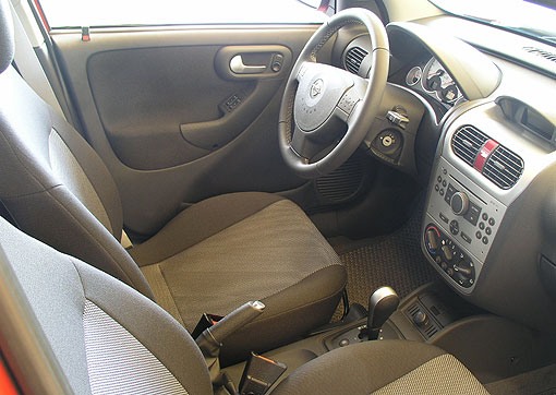 Corsa 1.4 Silverline还增添了多项时尚精装配备,包括定速巡航系统、Twist螺纹织布座椅、搭配方向盘音响控制功能的对比缝线跑车真皮方向盘与MP3音响、跑车化四环白底银框仪表等。